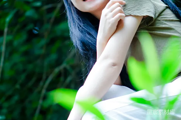 高清摄影 戴眼镜的女士正拿着一盆植物。