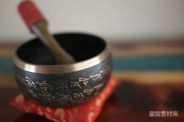 高清摄影 藏式木槌击打垫子上的藏碗