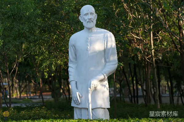 高清摄影 一位拄着拐杖的男子白大理石雕像。