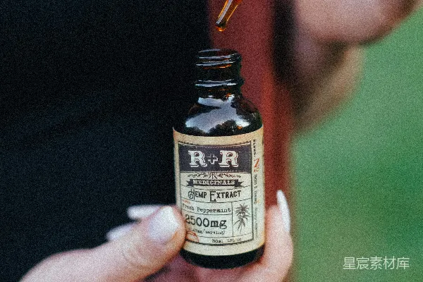 高清摄影 手持滴管瓶的人