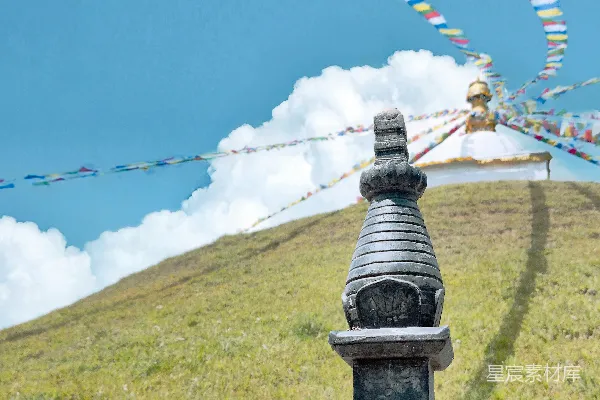 高清摄影 山脚下有许多旗帜在空中飘扬的一幅景象