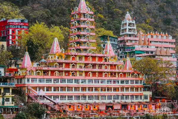 高清摄影 一艘船沿河向一座高大建筑物驶去