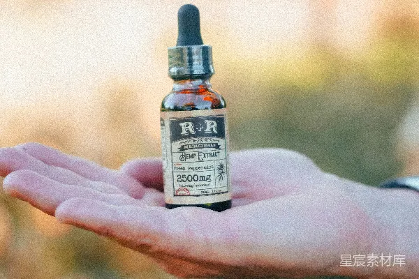 高清摄影 手持灰色和黑色玻璃瓶的人