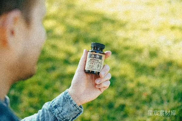 高清摄影 手持棕色和白色瓶子的人