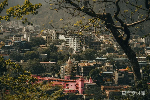 高清摄影 远处 hills 中一座城市的城市景象。
