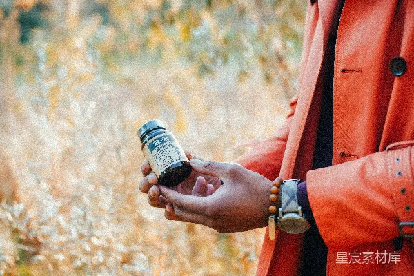 高清摄影 不明人员持黑色酒瓶