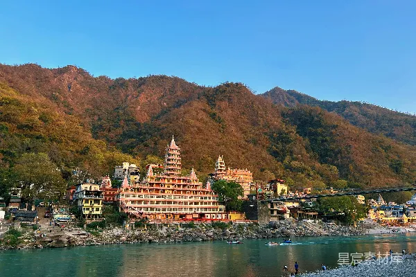 高清摄影 一幅山镇风景画，山中有河流贯穿其中