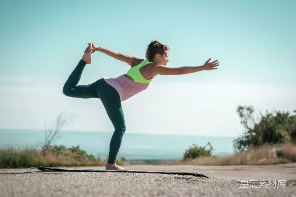 高清摄影 海滩上一位女性正在做瑜伽姿势。