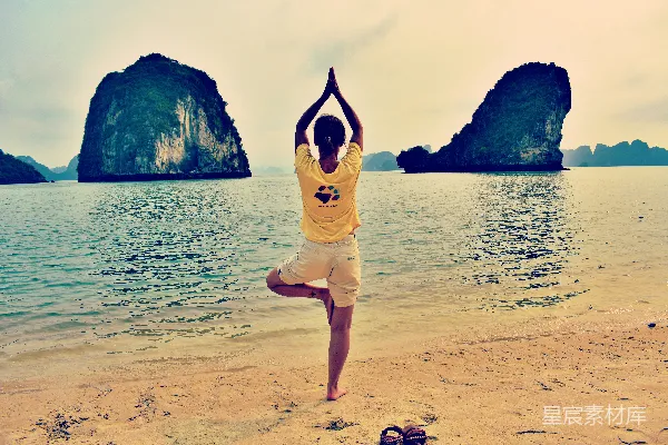 高清摄影 男士在海边穿着黄色圆领T恤。
