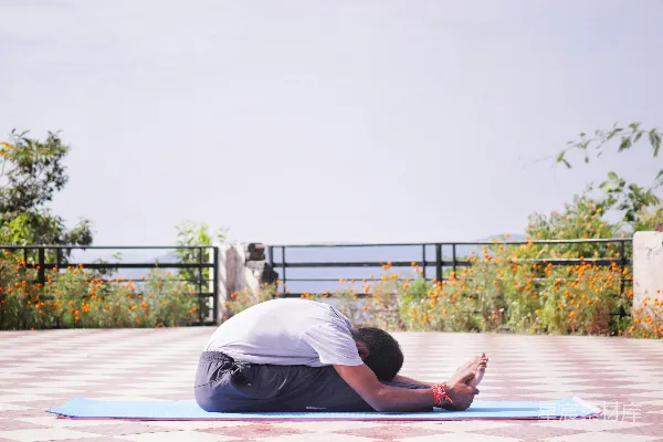 高清摄影 男人展示自己的身材