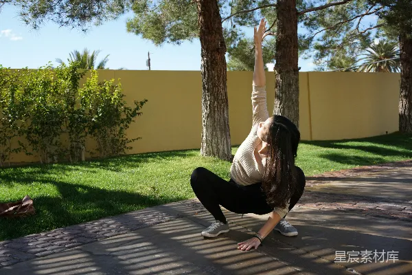 高清摄影 院子里一个女人在做倒立