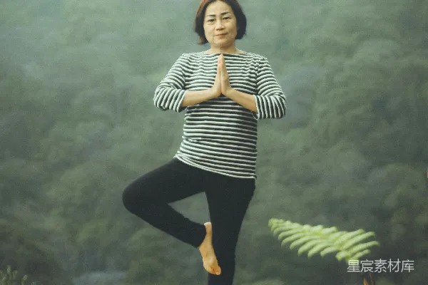 高清摄影 白天妇女在做运动