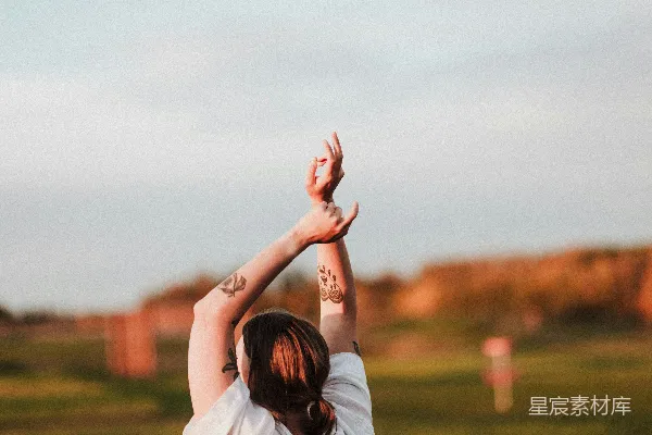 高清摄影 一个穿白衬衫的女人伸手去接飞盘。