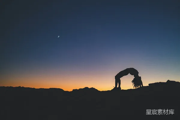 高清摄影 山顶上站立着一个人，夕阳西下。