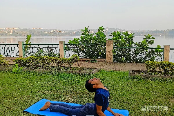 高清摄影 一个男人在蓝 mats 上做瑜伽姿势。
