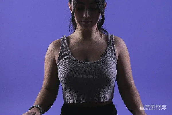 高清摄影 一个女人坐在瑜伽姿势的中间