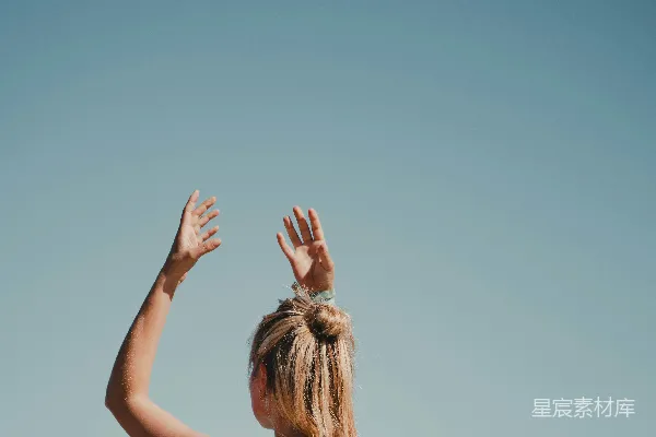 高清摄影 一个穿着红色T恤的女人向上伸手到天空中