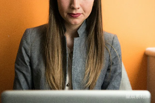 女人查看MacBook
