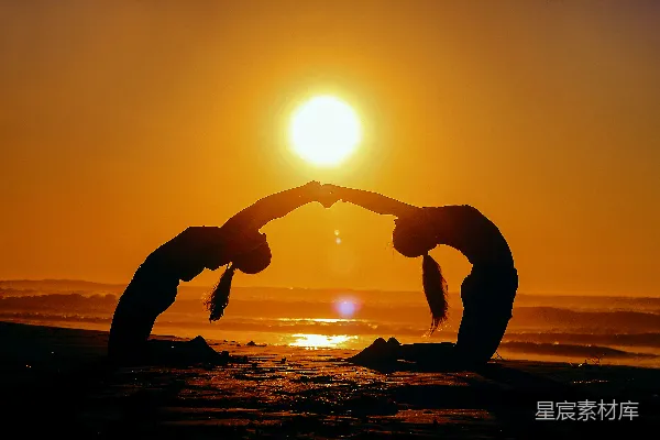 高清摄影 夕阳下两名女子弯腰相握的剪影