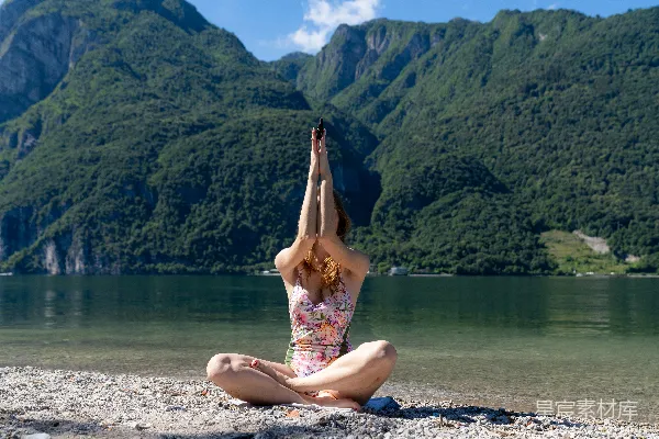 高清摄影 湖畔静修的女子与远处的青山美景。