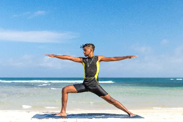 高清摄影 男人站在海边进行瑜伽