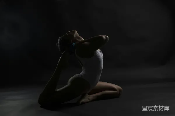 高清摄影 白色上衣和黑色短裤的女人坐在地上，跪着。