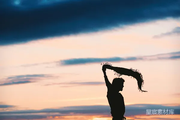 高清摄影 一个女人举着围巾遮住头的轮廓