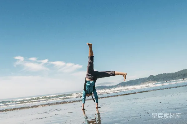 高清摄影 海滩上一个人正在做特技