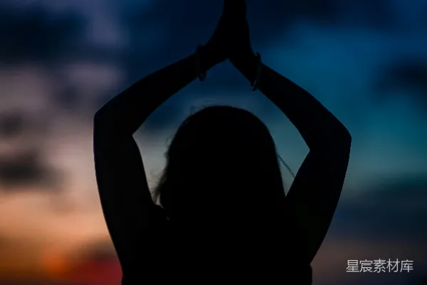 高清摄影 一个女子举手向上的 silhouette 形状