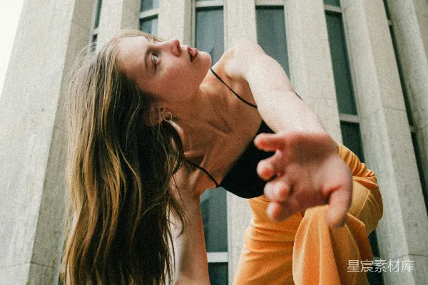 高清摄影 一个女人正在一座高楼前做倒立