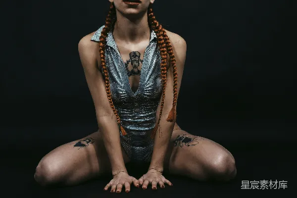 高清摄影 一个女人坐在黑色背景的正中间。