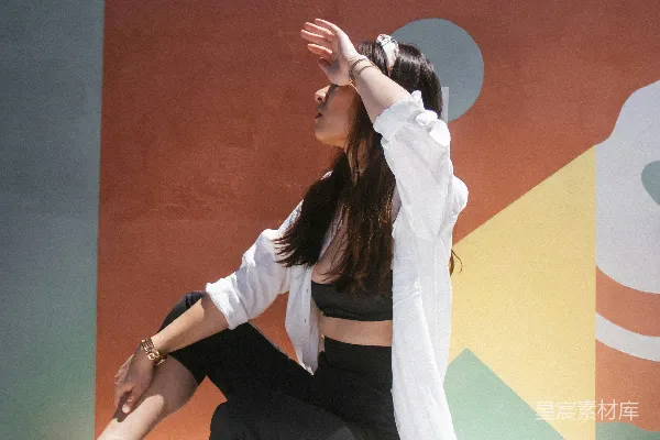 高清摄影 一个穿白色衬衫和黑色裙子的女人