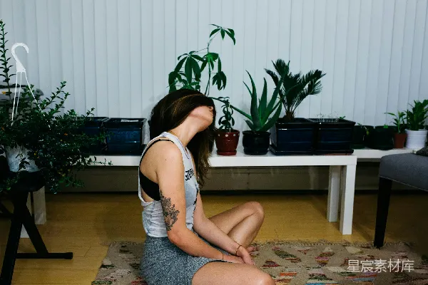 高清摄影 女人坐在靠近桌子的 Area Rug 上