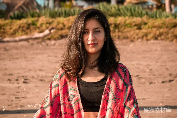 高清摄影 黑上衣和黑短裤的女人在海滩上日间坐在沙滩上，穿着黑色上衣和黑色短裤的印度女人。
