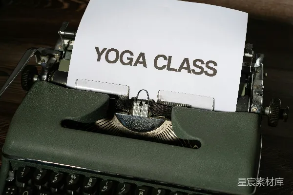 高清摄影 一个装有钥匙扣的盒子和一个钥匙扣放在桌子上