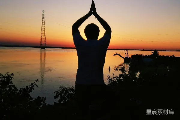 高清摄影 傍晚日落时分的人 silhouette 靠近水面的轮廓