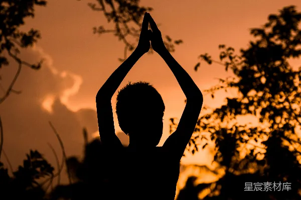高清摄影 一个人举着手在前方的夕阳前