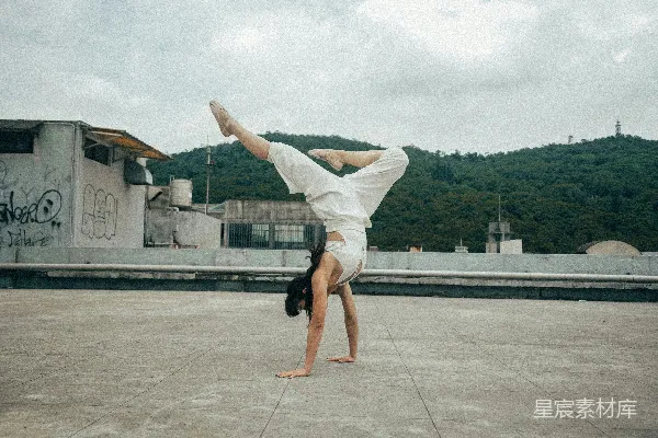 高清摄影 一个在混凝土表面做倒立的人