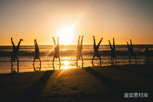 高清摄影 夕阳下海滩上的人影
