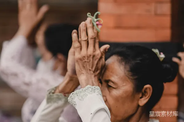 高清摄影 一个穿白色连衣裙的女人举起了她的双手