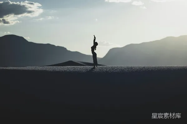 高清摄影 一个站在沙漠中间的人