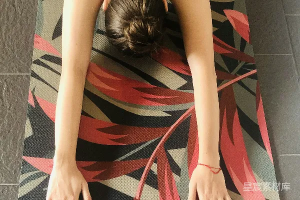 高清摄影 白上衣的女人躺在黑白条纹的吊床上