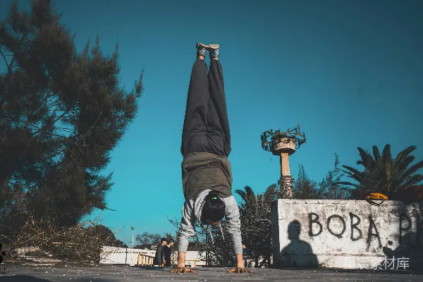 高清摄影 白天有人做手stand姿势