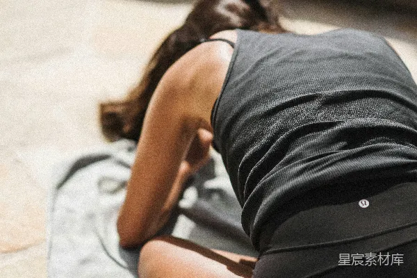 高清摄影 女人躺在地上