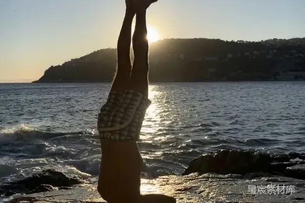 高清摄影 近景摄影中，一名男子正在近海处倒着身体。