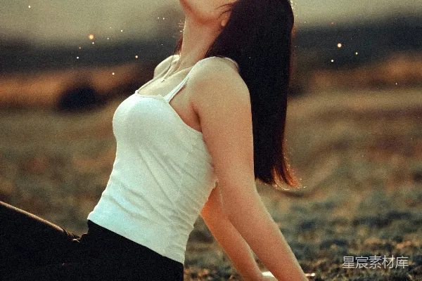 高清摄影 一个女人坐在地上，眼睛闭着