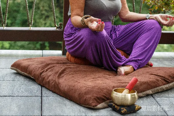 高清摄影 身穿紫色衣服的女子坐在灰色的扶手椅上