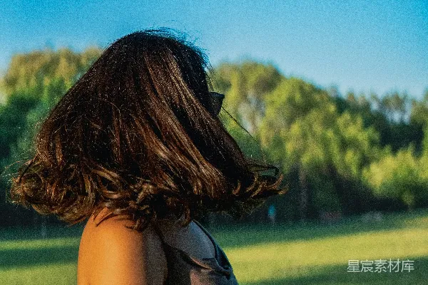 高清摄影 披肩长发的女子享受着 sunny 的一天。