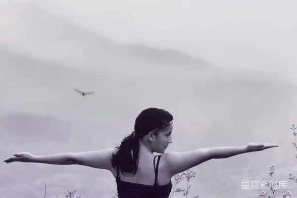 高清摄影 黑色吊带背心上衣的黑白照片