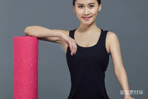 高清摄影 黑T恤女人坐在条纹红色和白色靠椅上